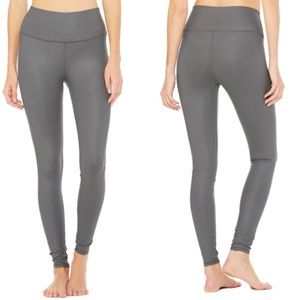 ALO Yoga • High-Waisted Airbrush Yoga Leggings in Gray